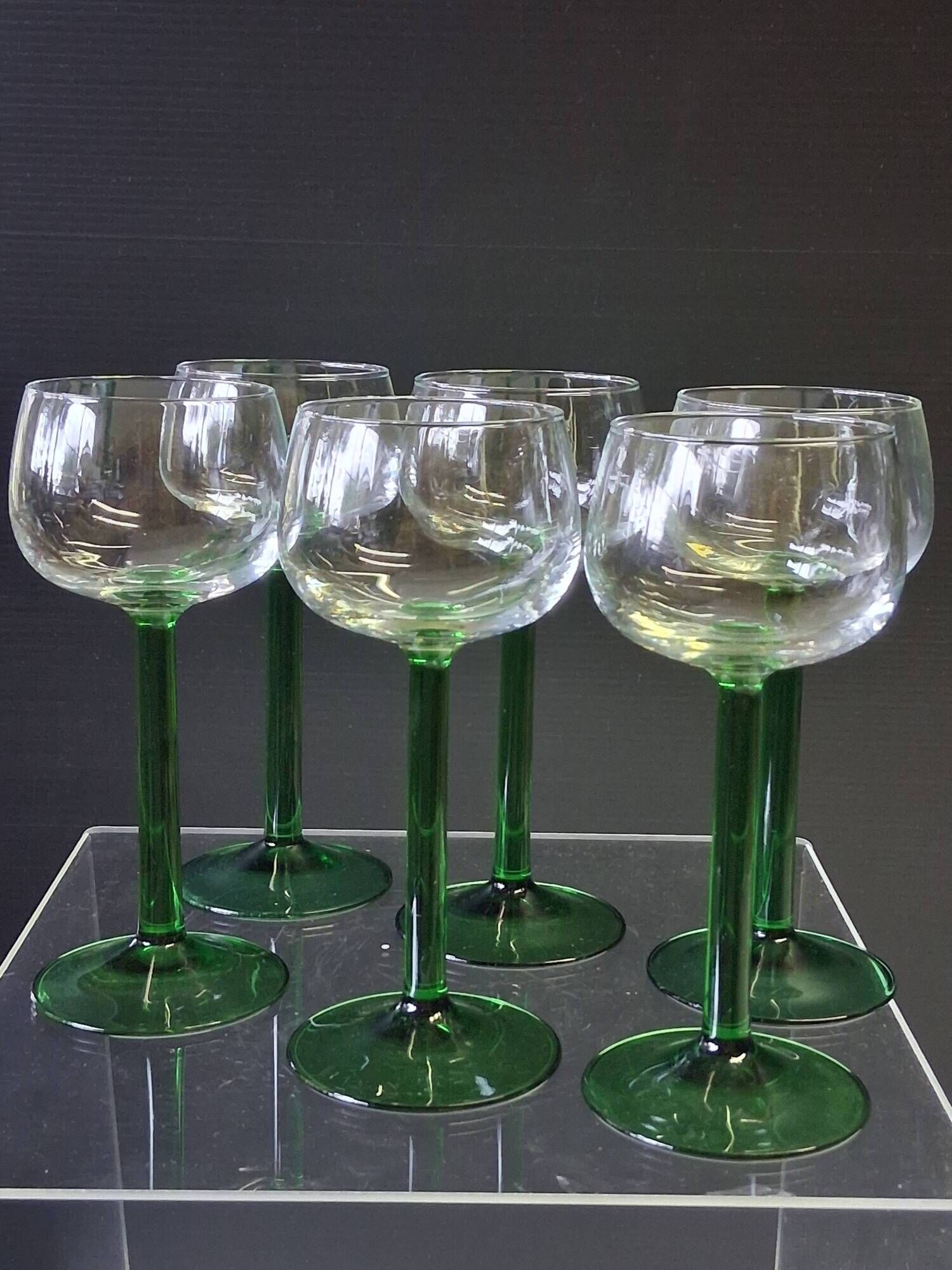 Set of 6 stemmed glasses from Arcoroc in very good condition.