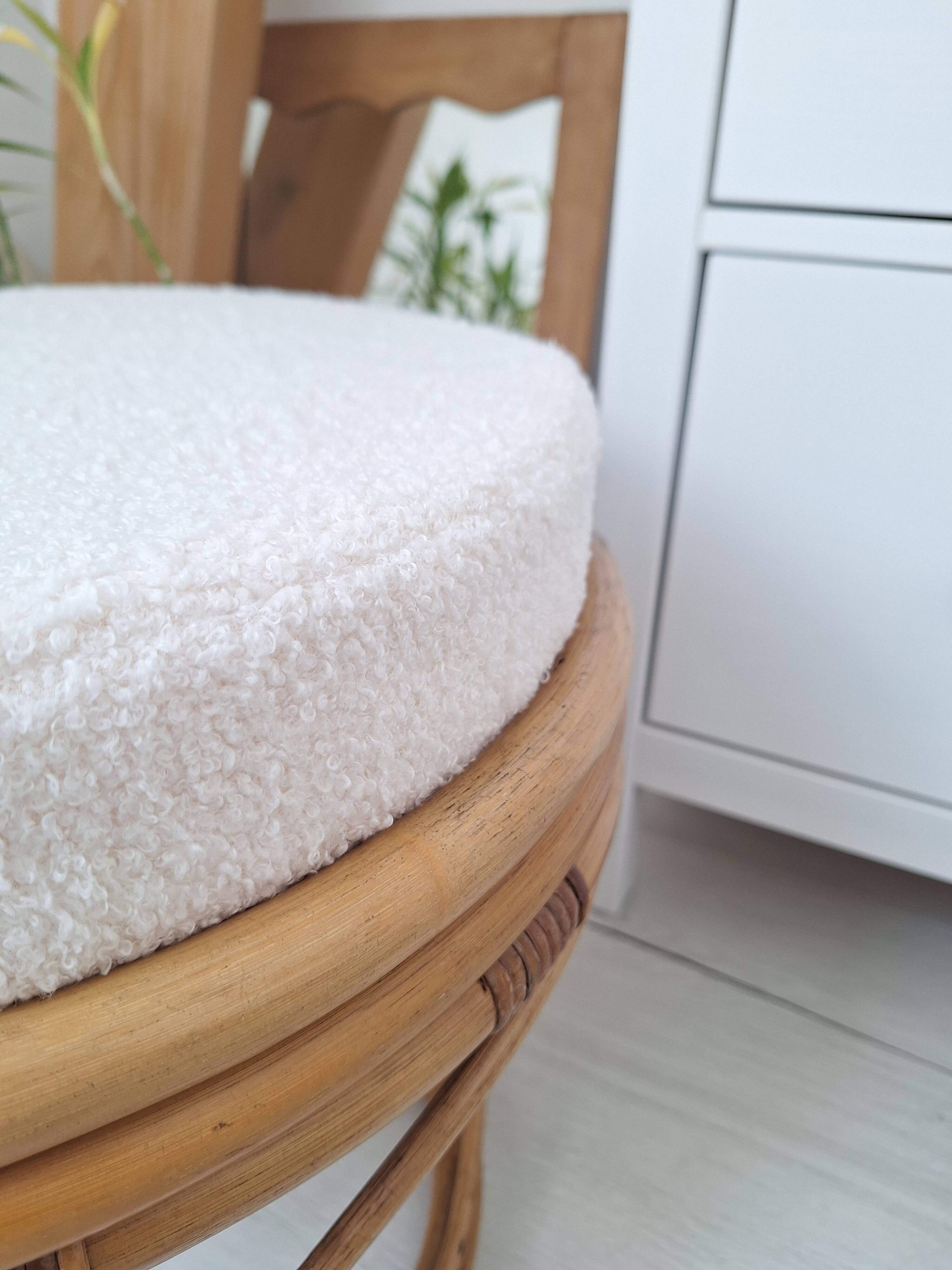 Pouf en rotin et tissu bouclette