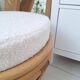 Pouf en rotin et tissu bouclette