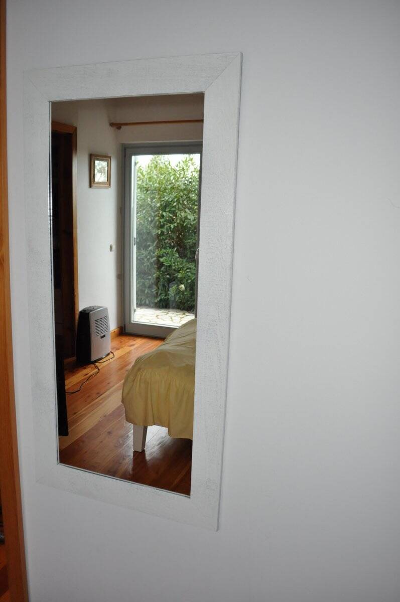 Miroir mural rectangulaire blanc encadrement bois peint et verre, années 1980, 59x119 cm