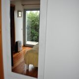 Miroir mural rectangulaire blanc encadrement bois peint et verre, années 1980, 59x119 cm