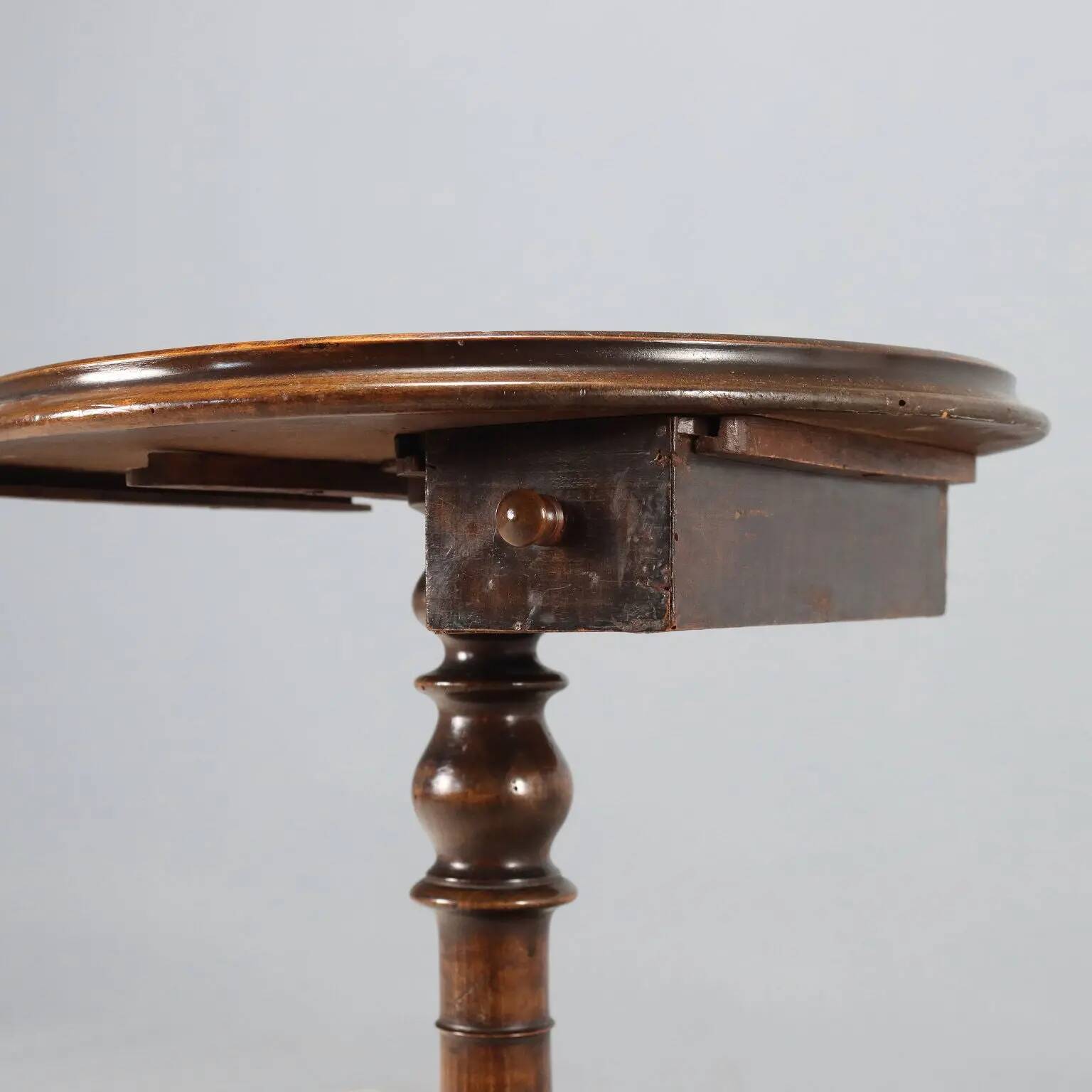 Petite table ancienne en hêtre teinté noyer, Italie, XXe siècle