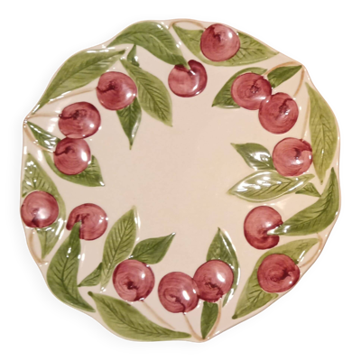 Assiette barbotine longchamp avec cerises début xxème siècle