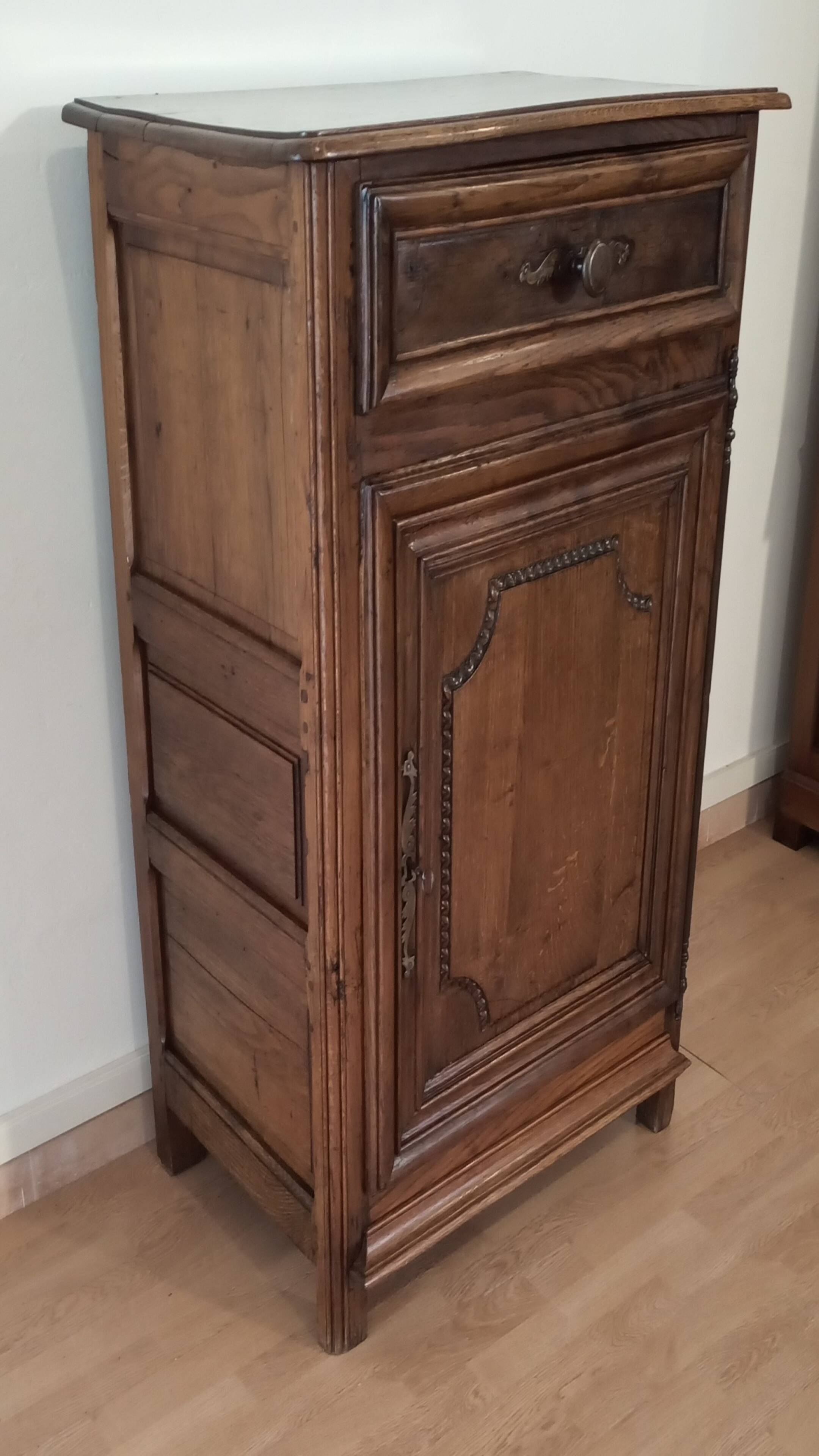 Buffet bas vintage 1700 en bois de chêne. Commode rustique en bois