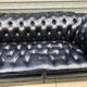 Canapé noir Chesterfield