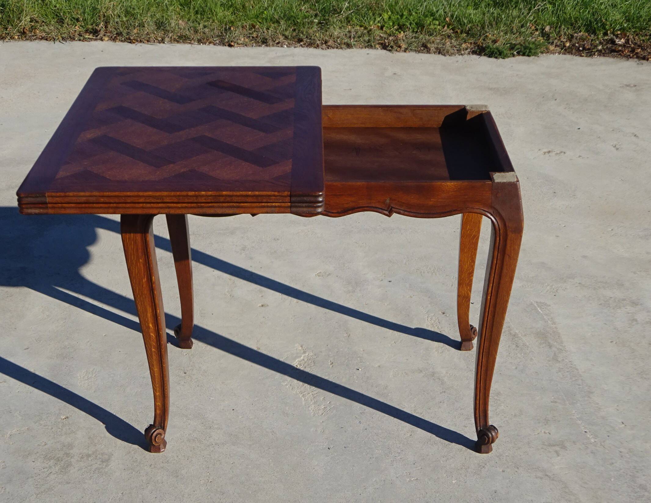 Extendable oak wallet table