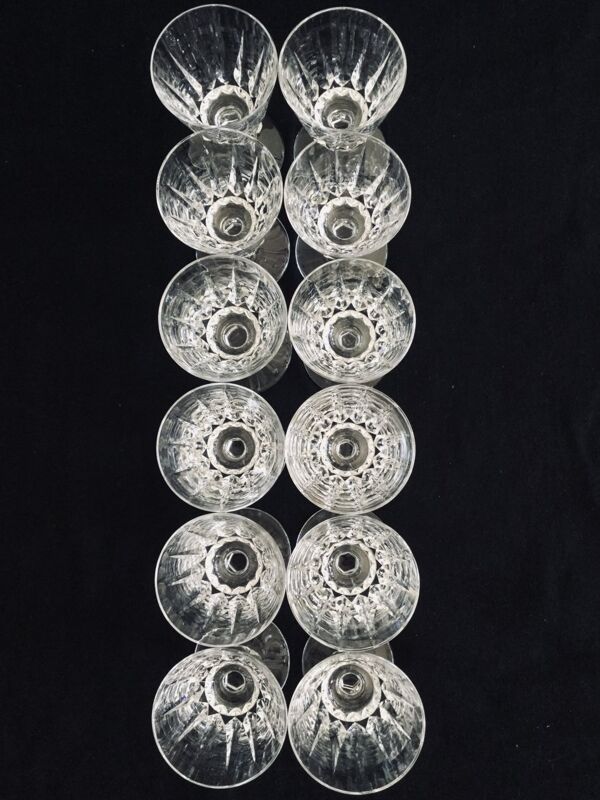 Lot de 12 verres à vin blanc en cristal de Saint Louis modèle Guernesey