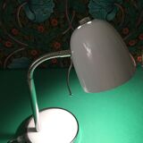 Lampe de bureau blanche orientable avec une petite poignée pour déplacer plus facilement la tête