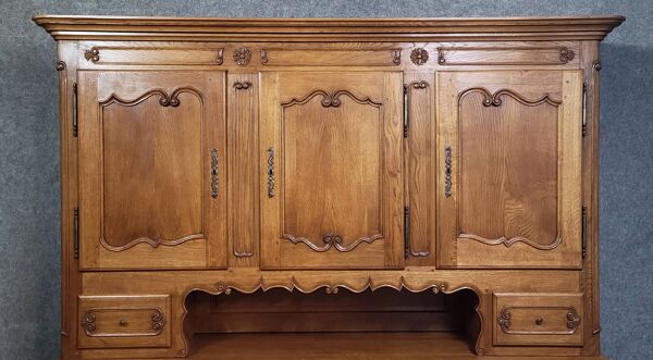 Important buffet deux-corps style Louis XV en frene massif