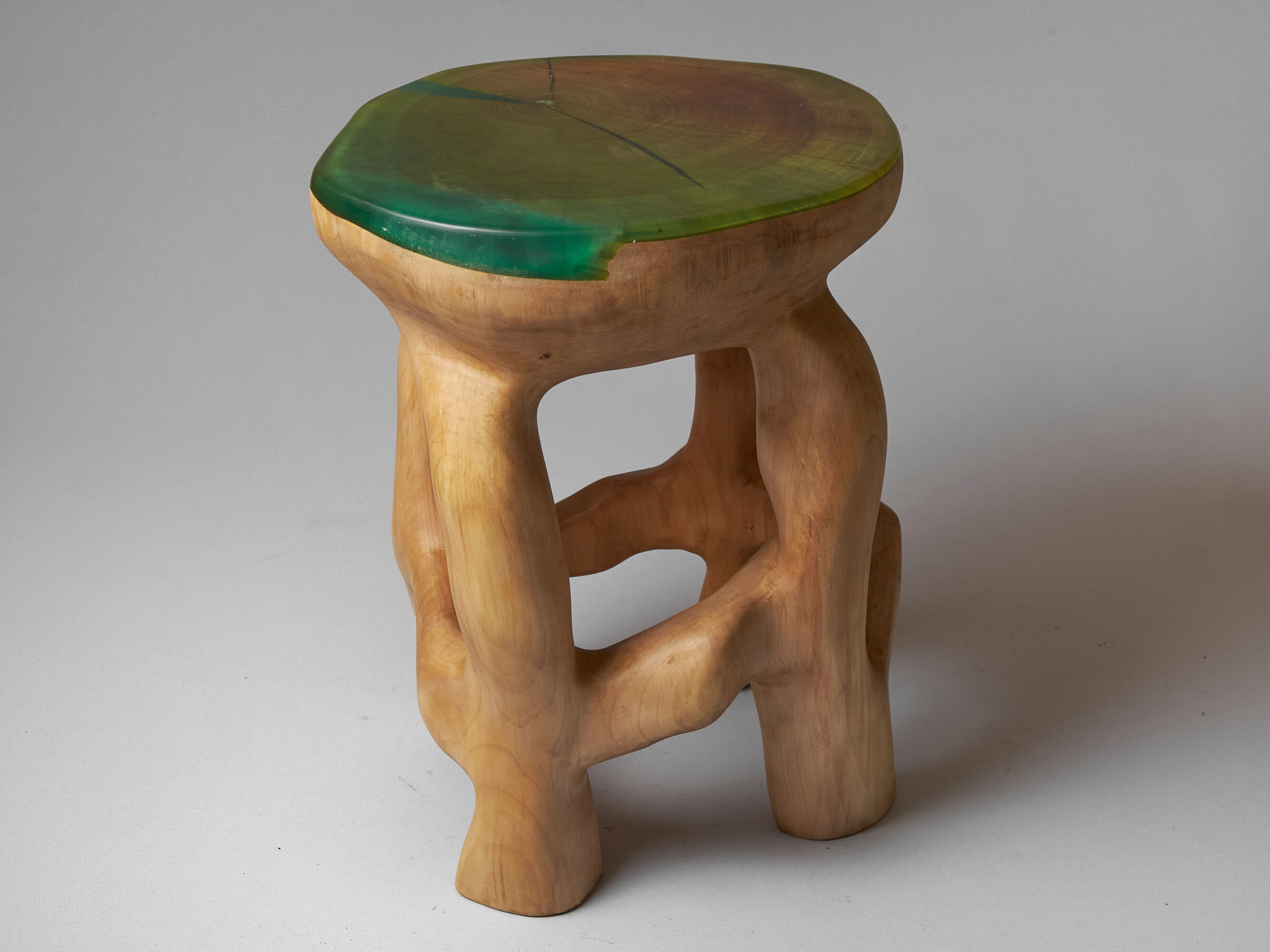 Tabouret sculpté unique à partir d'une seule pièce de bois