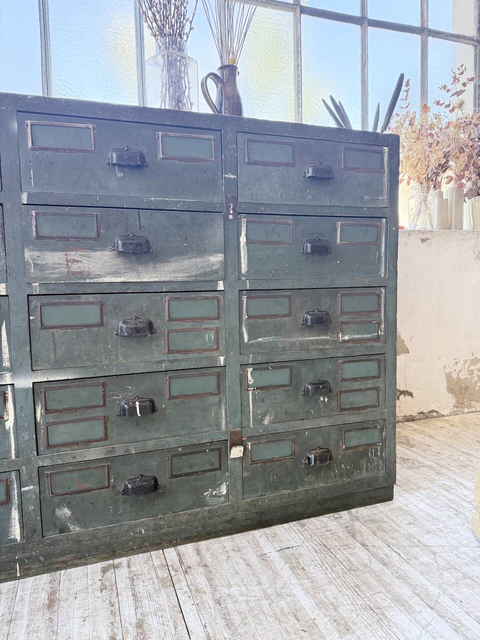 Patinated blue workshop furniture with XL drawers in oak and beech.