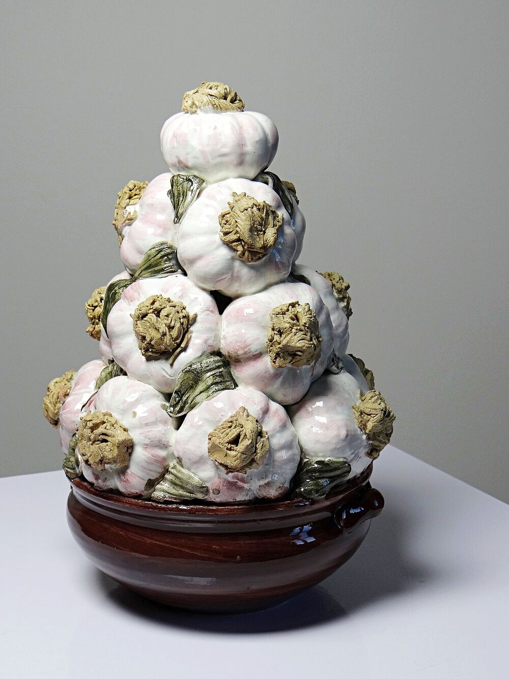 Vintage trompe-l’œil garlic pyramid in glazed ceramic from Manises, Spain.