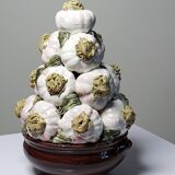 Vintage trompe-l’œil garlic pyramid in glazed ceramic from Manises, Spain.