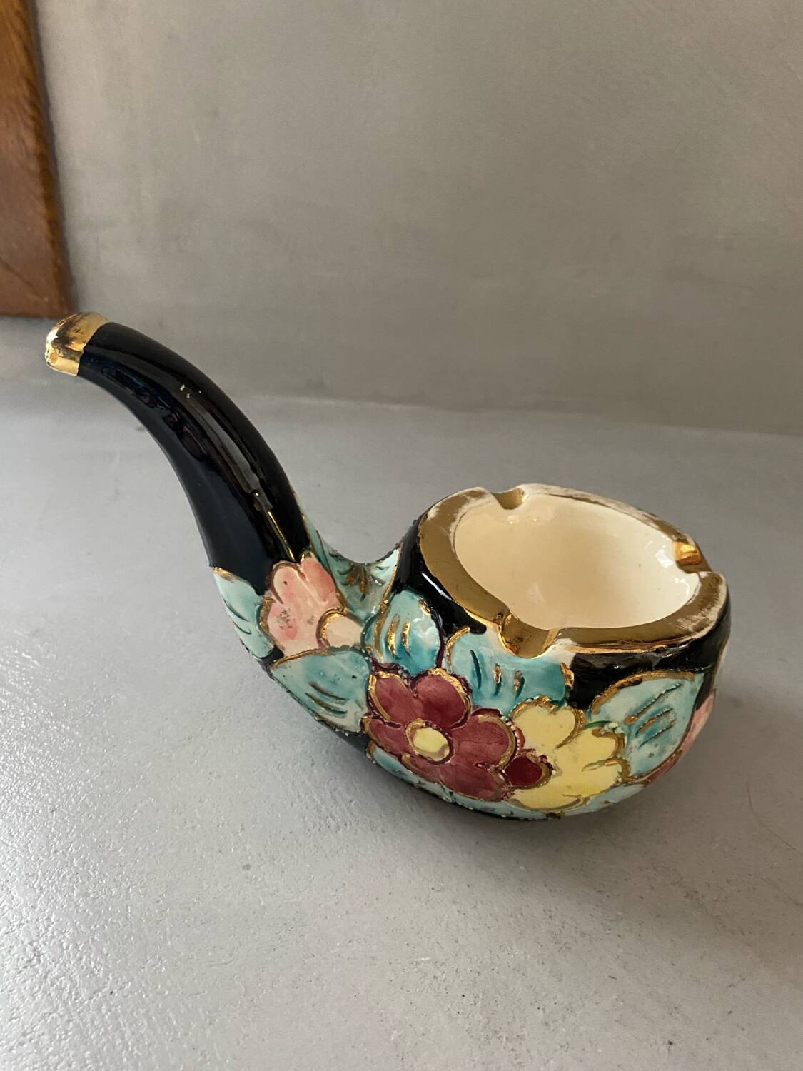 Vallauris pipe-shaped ashtray with blue and gold flowers