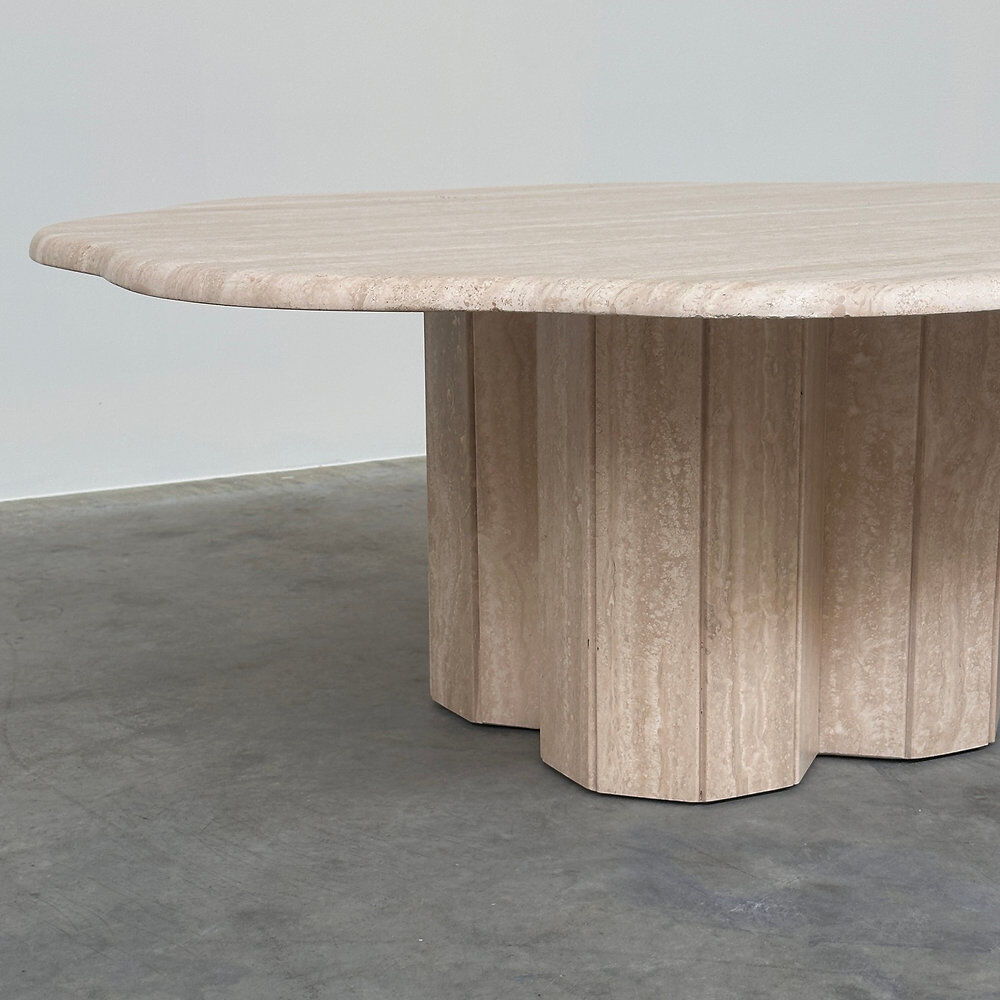 Table basse en travertin sculptural français élégant, années 1980