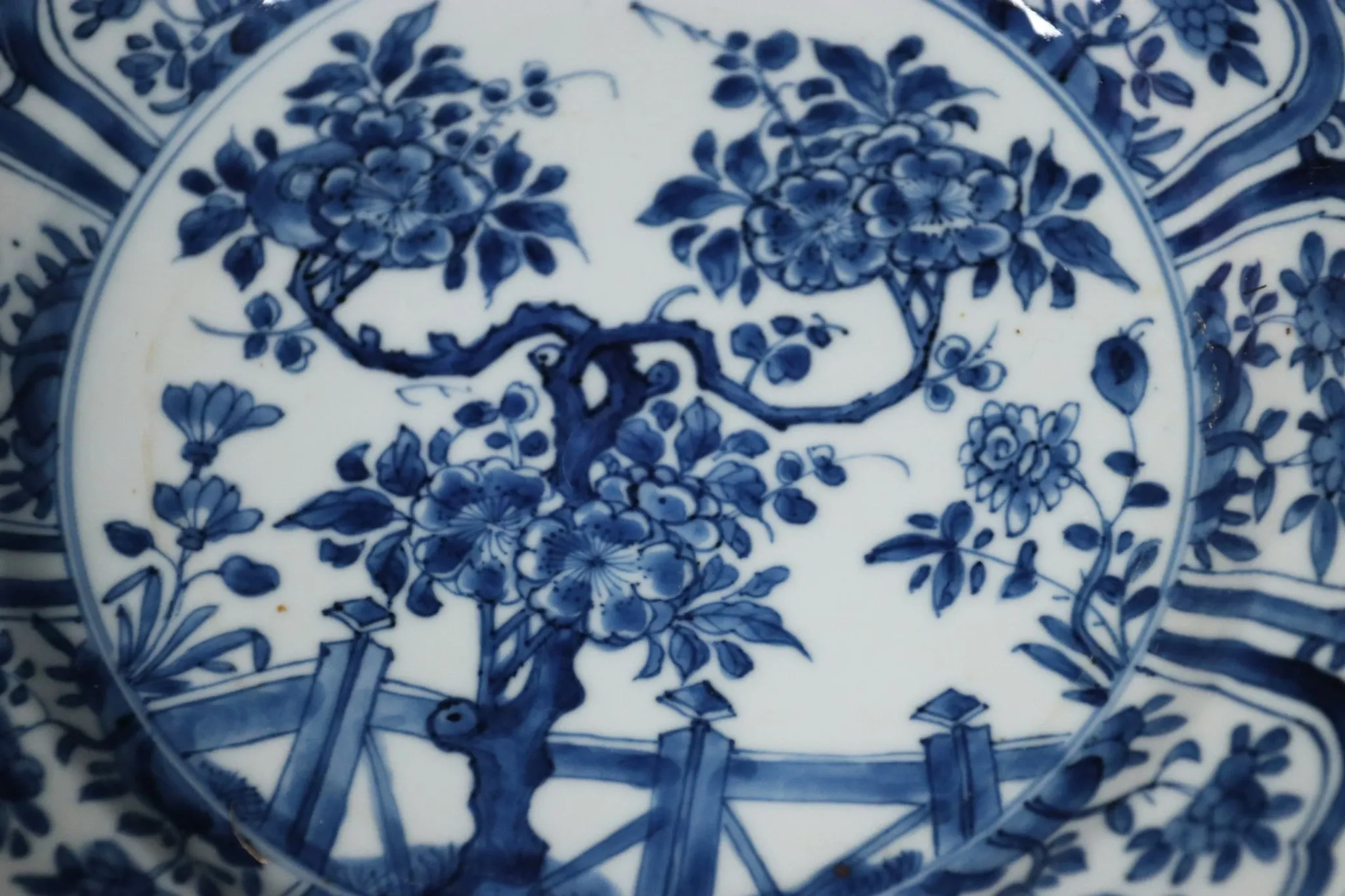 Chinese lobed dish with flowering tree and fence – Kangxi, c.1700–1720