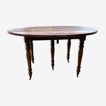 Round walnut table of 130 cm in diameter.