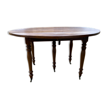 Round walnut table of 130 cm in diameter.