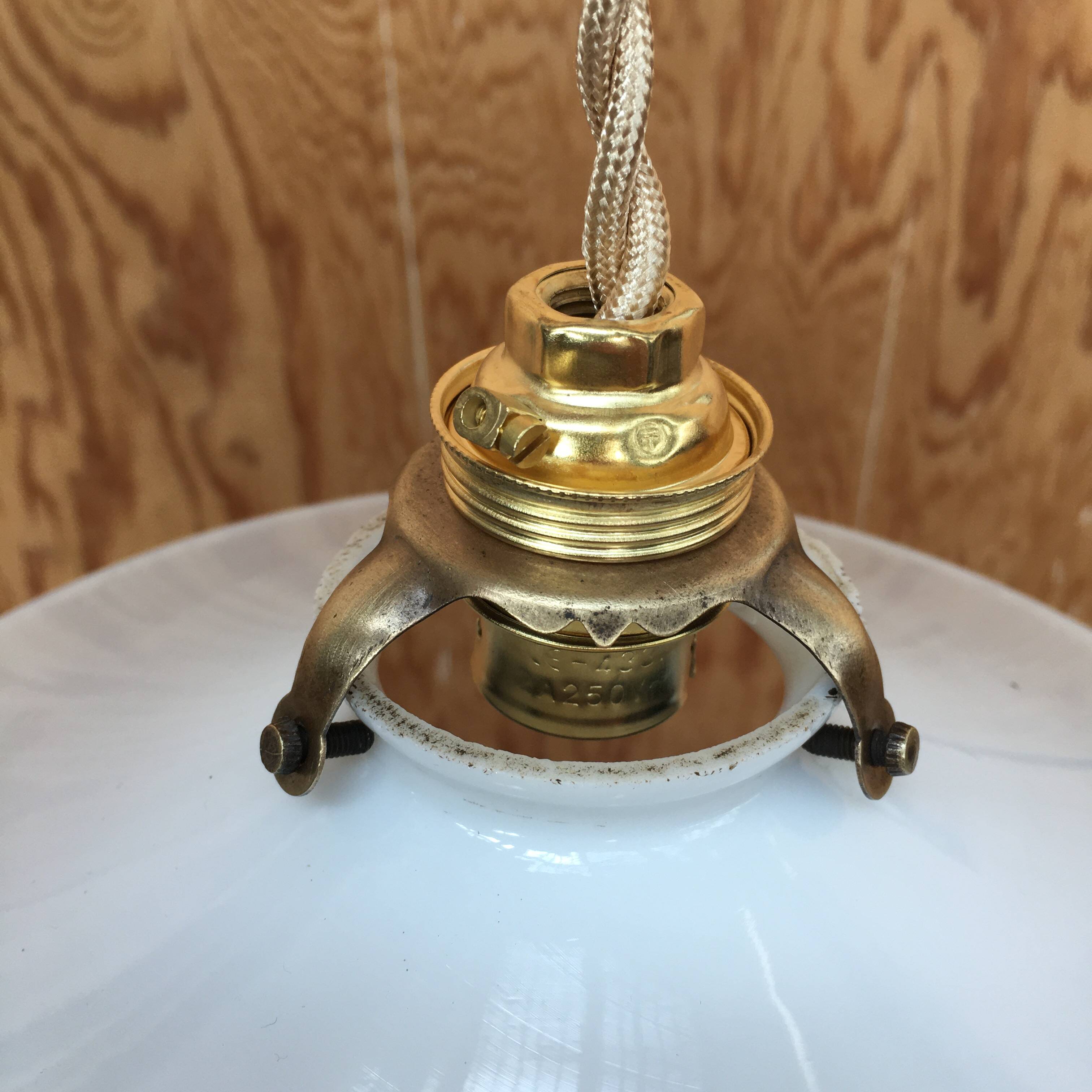 Paire de suspensions vintage en opaline blanche