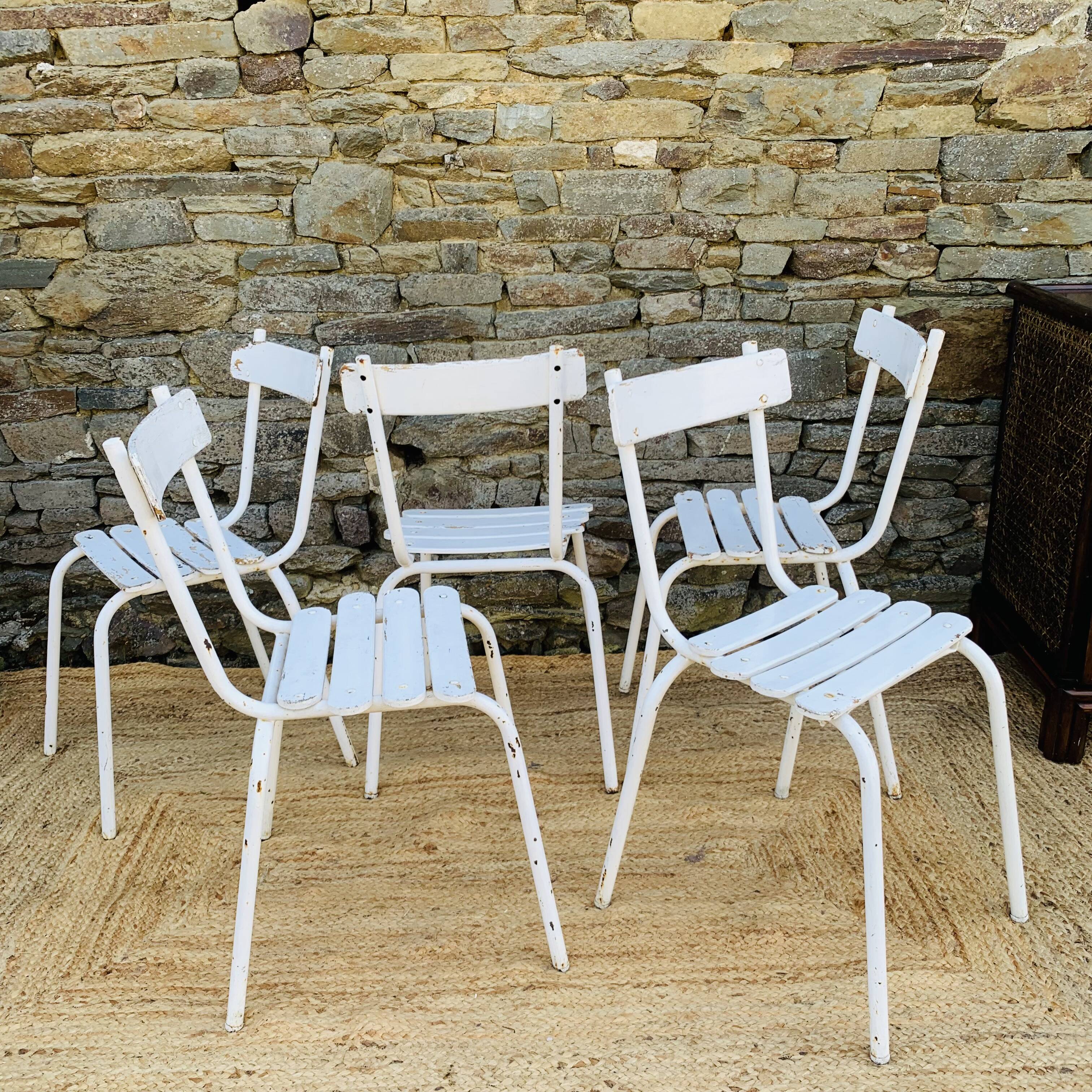Set of 5 white wooden chairs