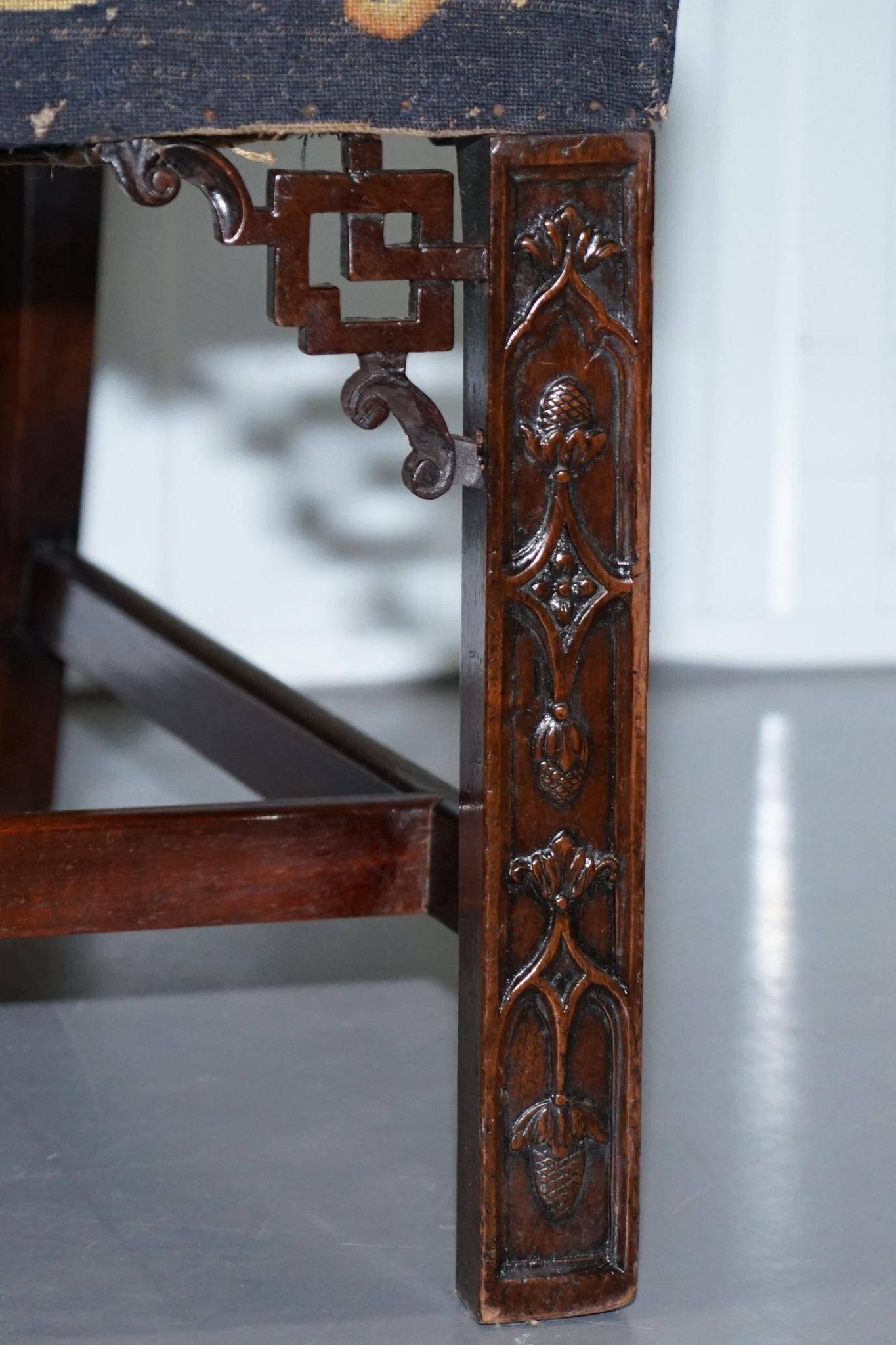 Paire de chaises Thomas Chippendale époque 1760 brodées sculptées
