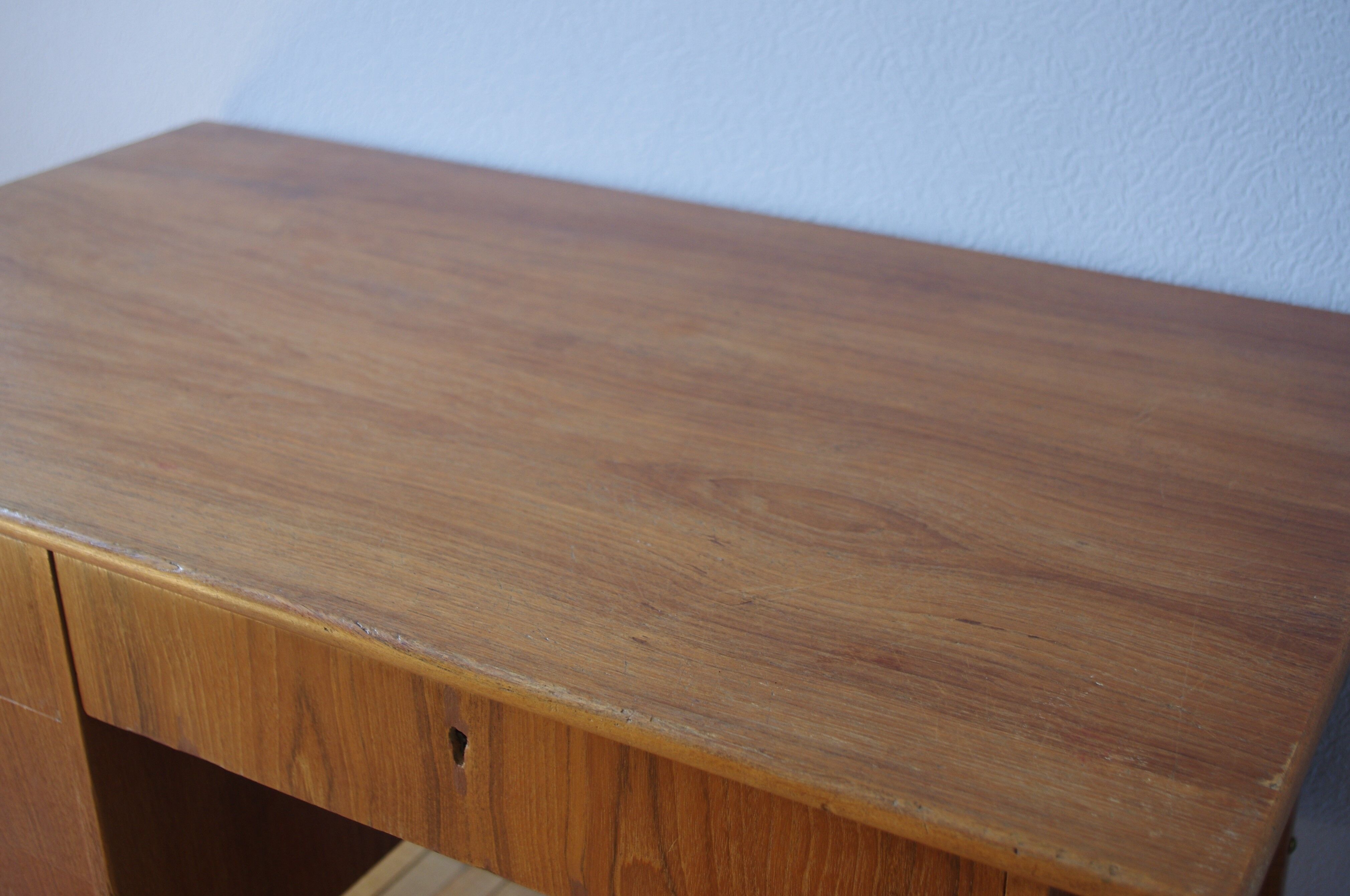 Bureau danois pieds compas