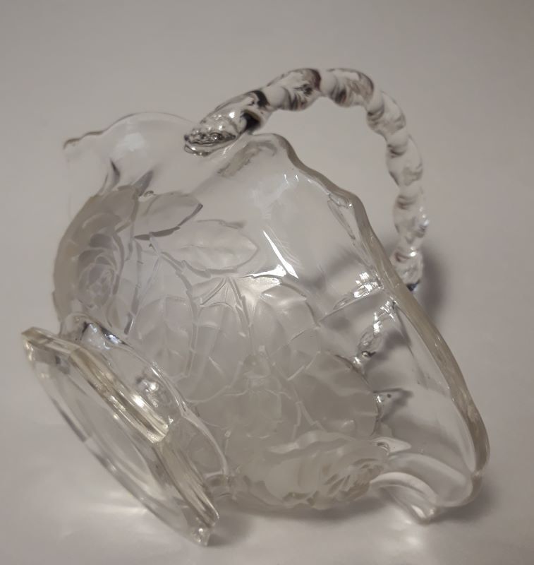 Transparent and translucent glass basket