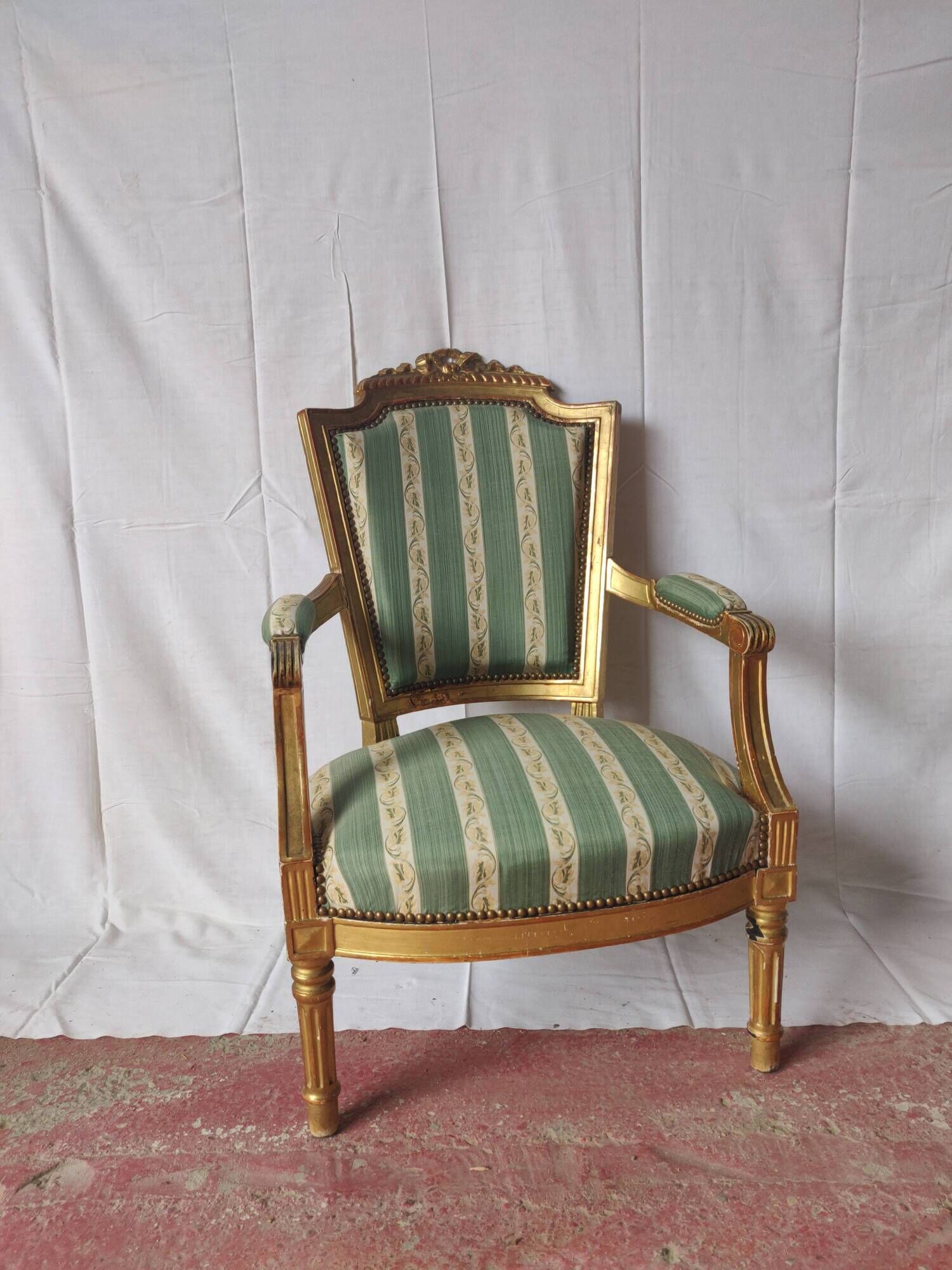 Fauteuil à la reine style Louis XVl bois doré XlXe siècle