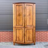 Armoire d’angle en chêne avec une façade incurvée d’un quart, Louis XVl