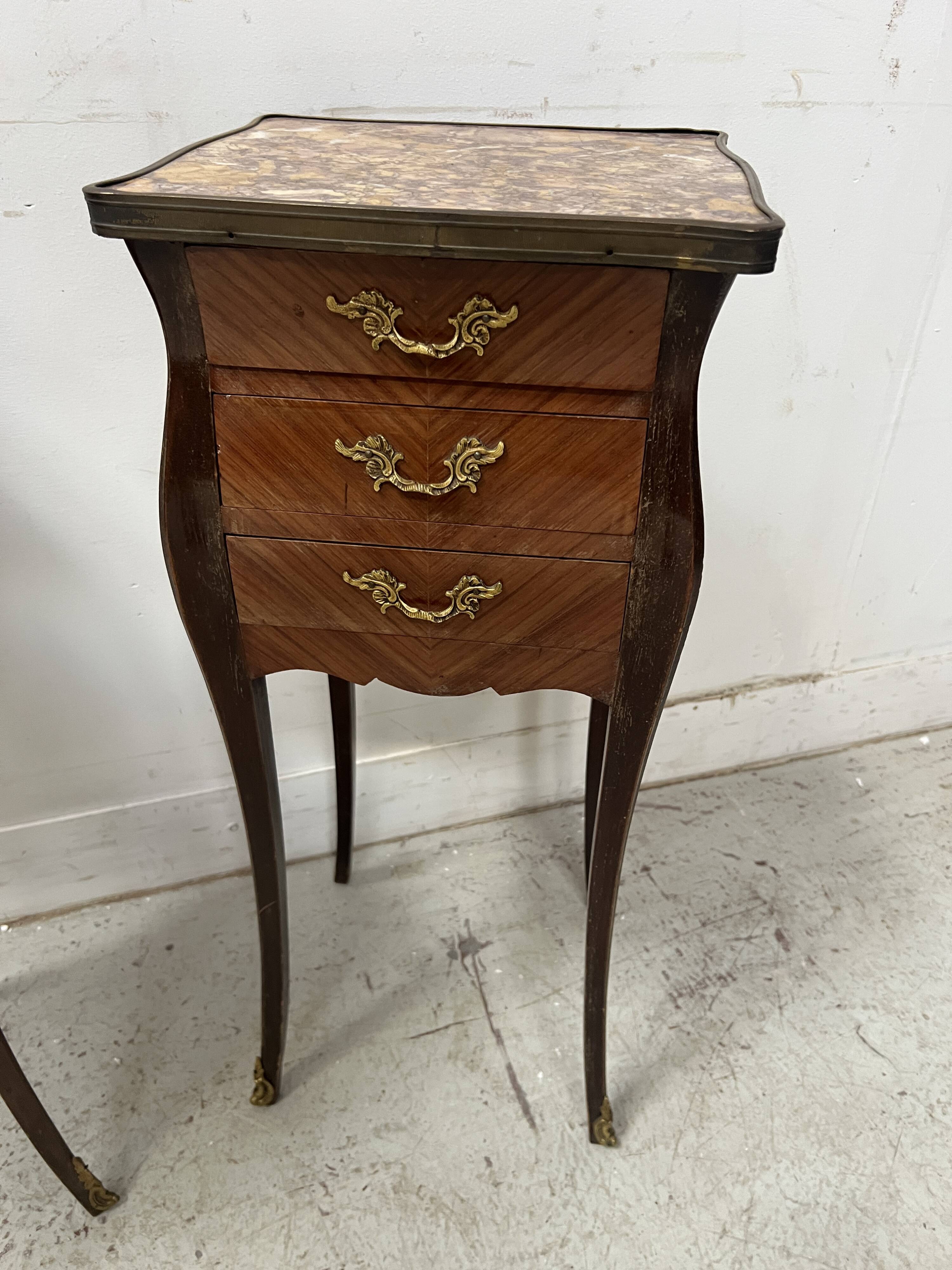 Paire de petites commodes marquetées de style Louis XV Dessus marbre XX siè