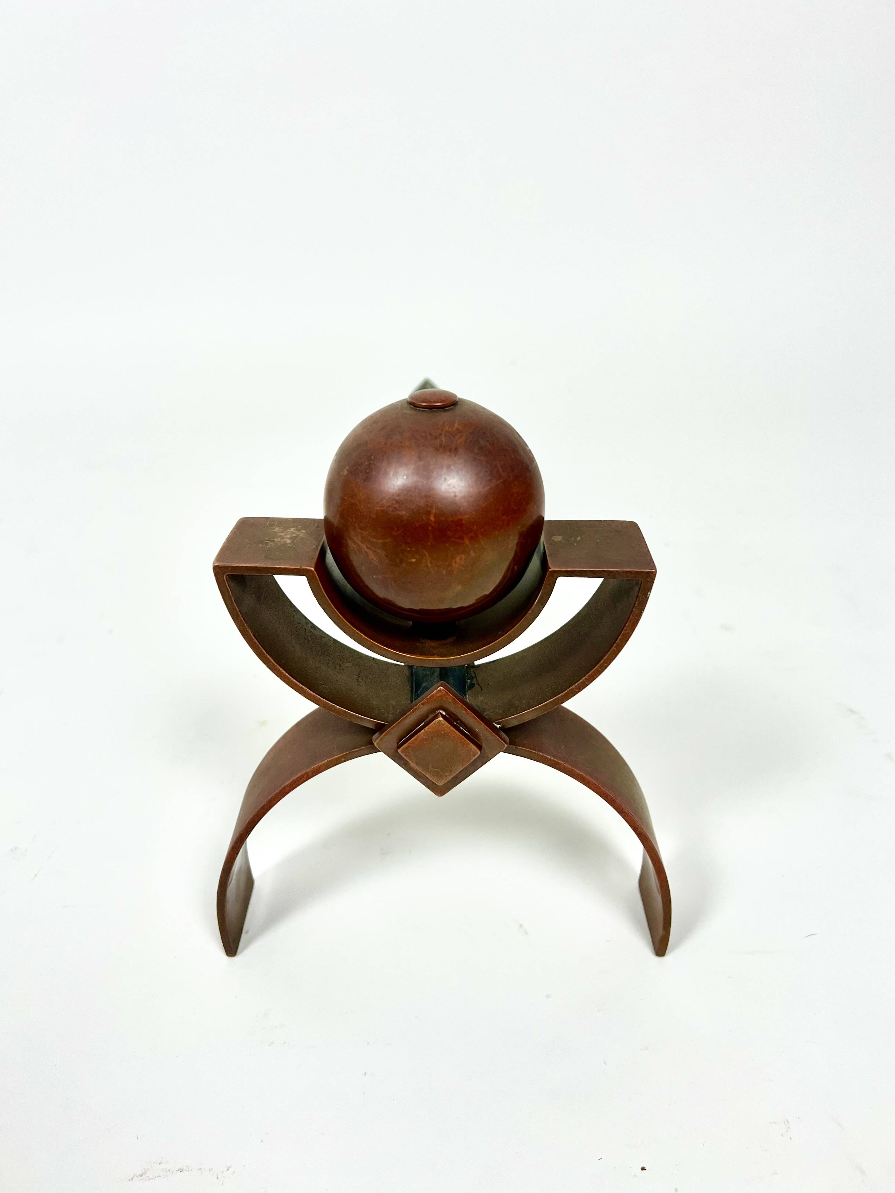 Paire de chenets Art Déco pour cheminée, en cuivre et fer, vers 1920