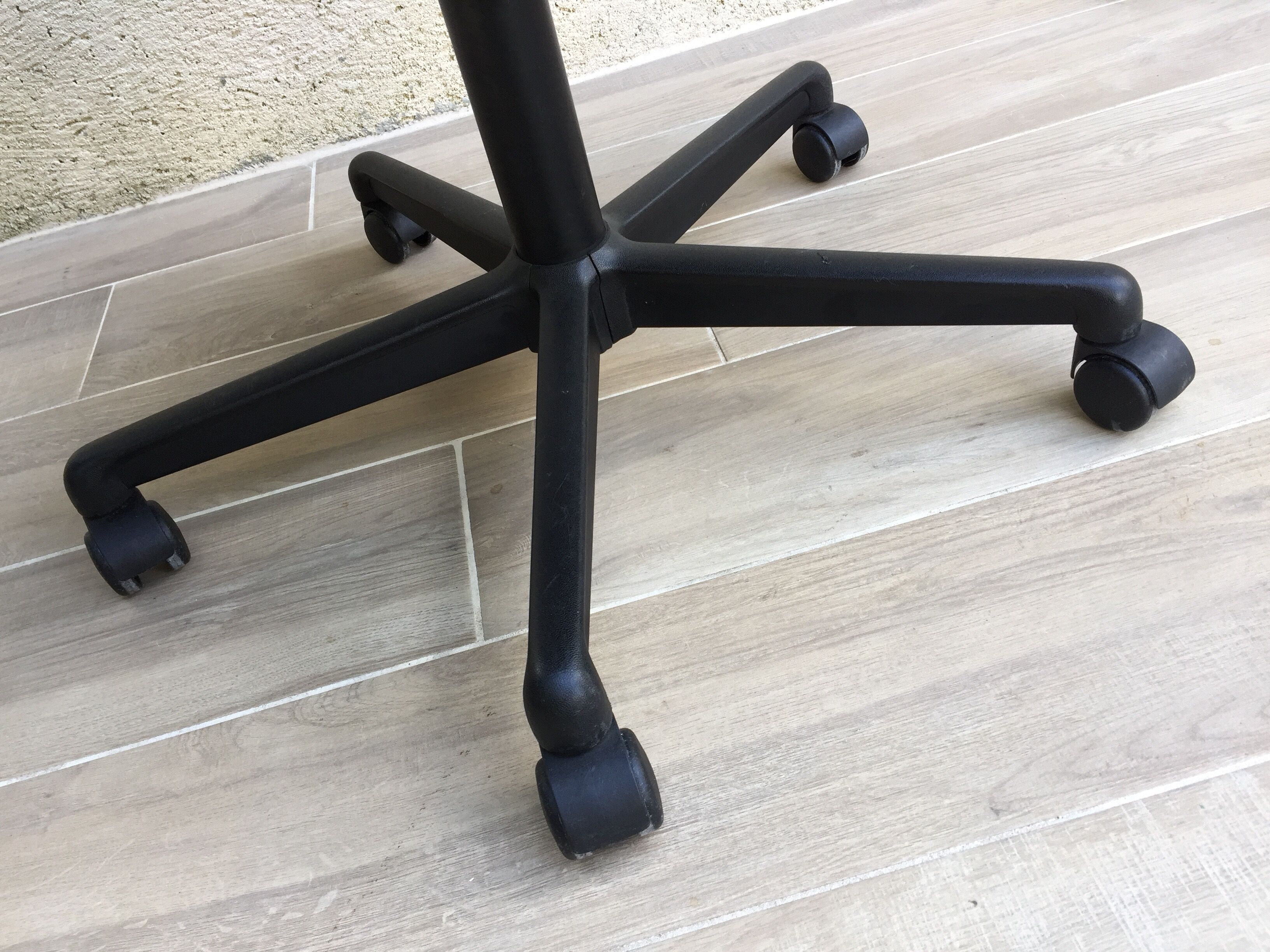 Comforto leather armchair by Mobilier international