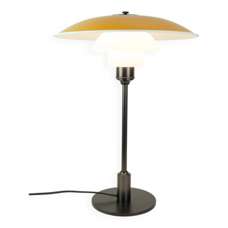 Lampe de table PH 3½-2½ avec abat-jour en métal jaune par Poul Henningsen