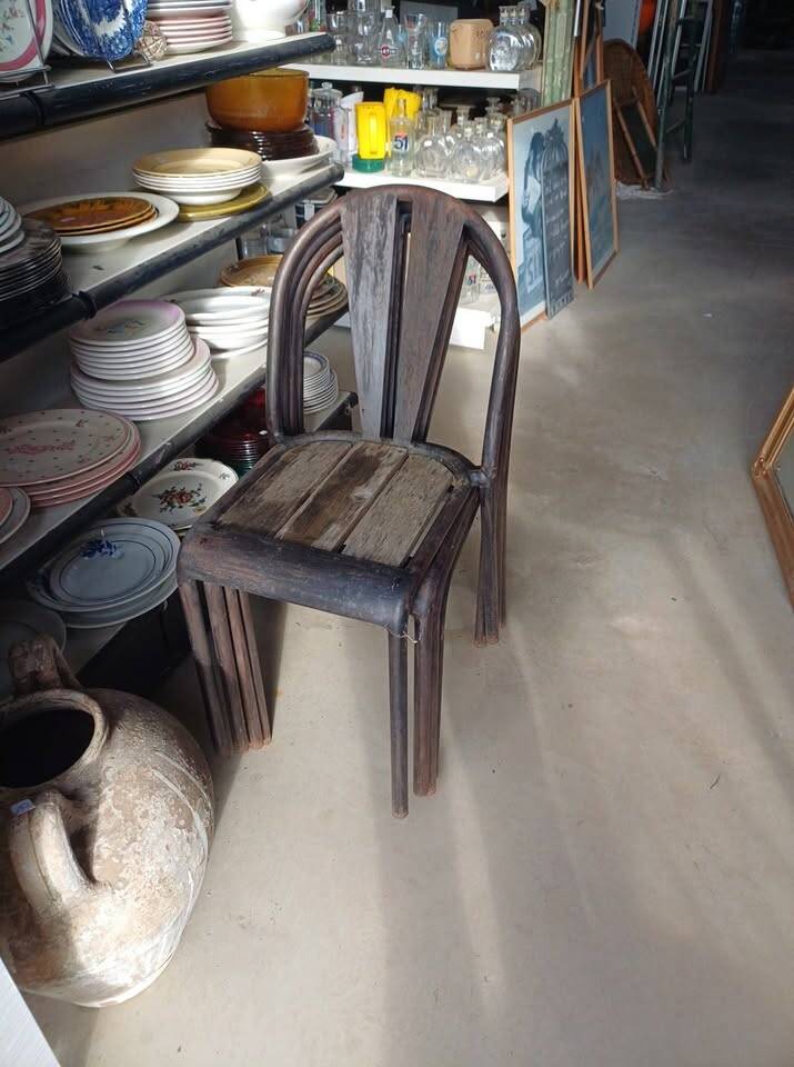 Lot de chaises bistrot vintages empilables