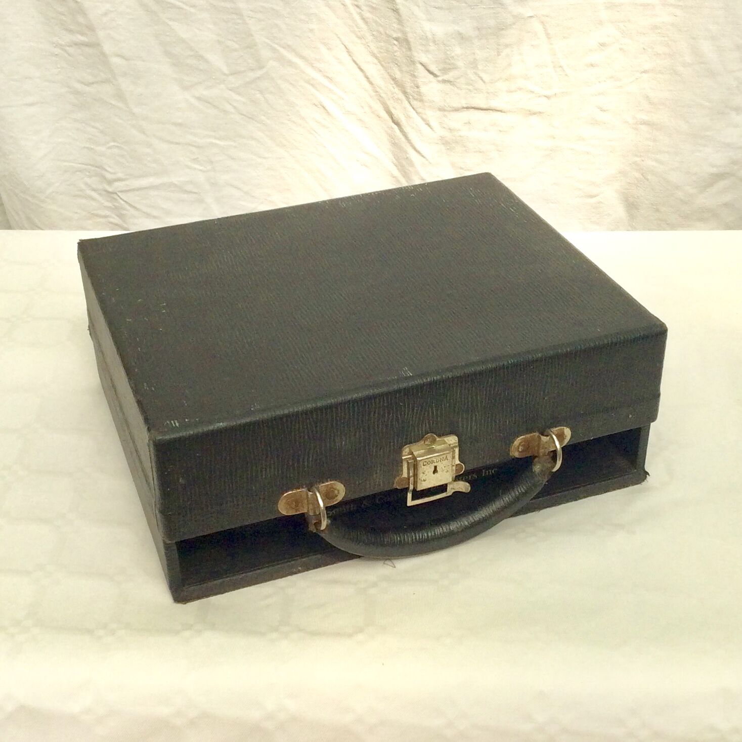Portable typewriter corona manufacture usa around the 1920s numbered dimension: h-15xl29