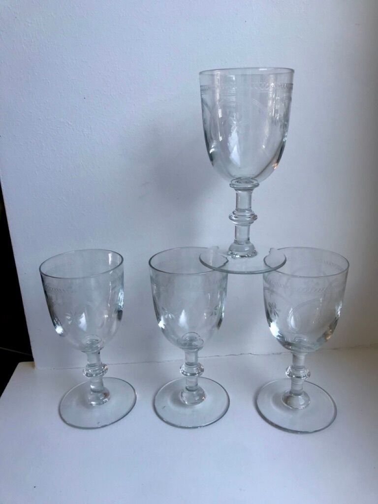 Set of 4 crystal wine glasses engraved 40-50 years