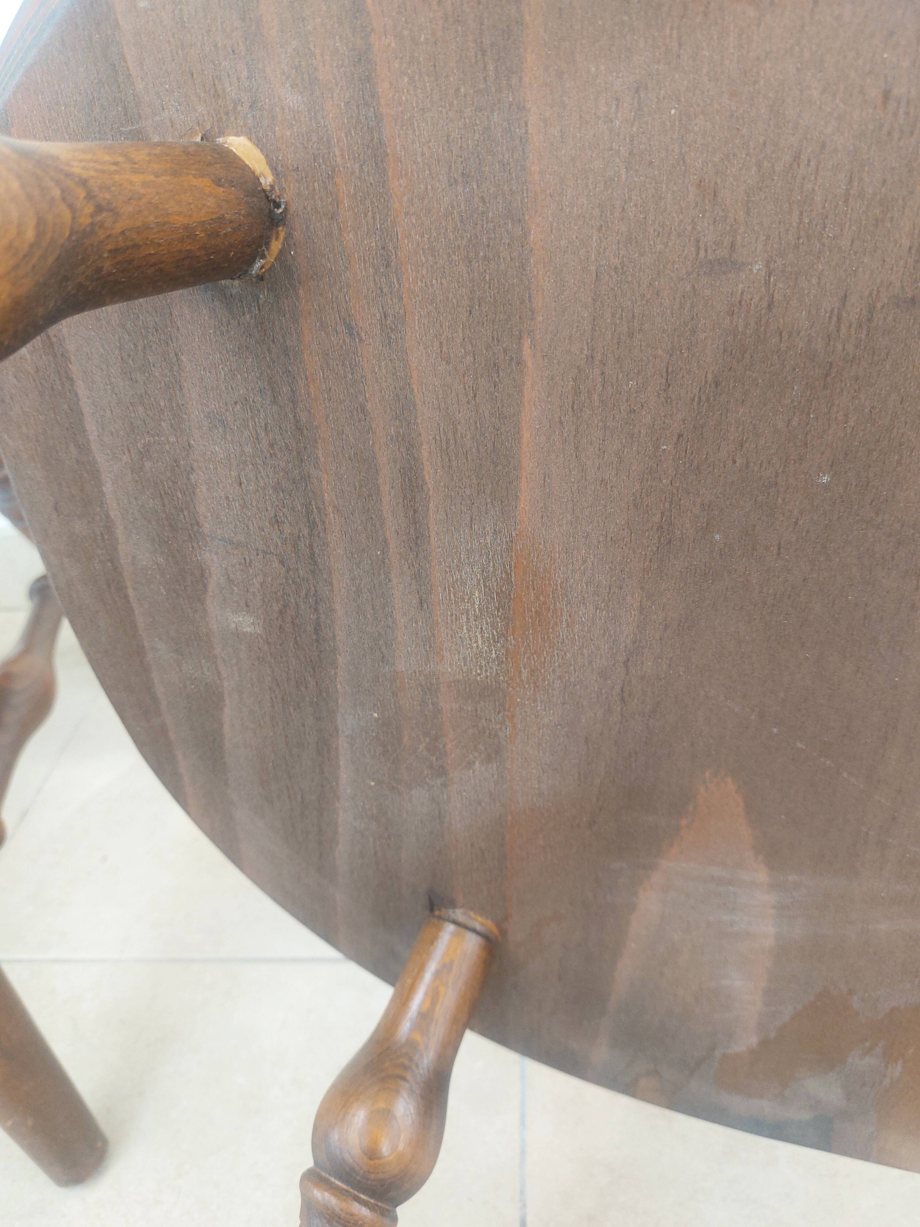 Pair of Windsor armchairs - Noticeable signs of use