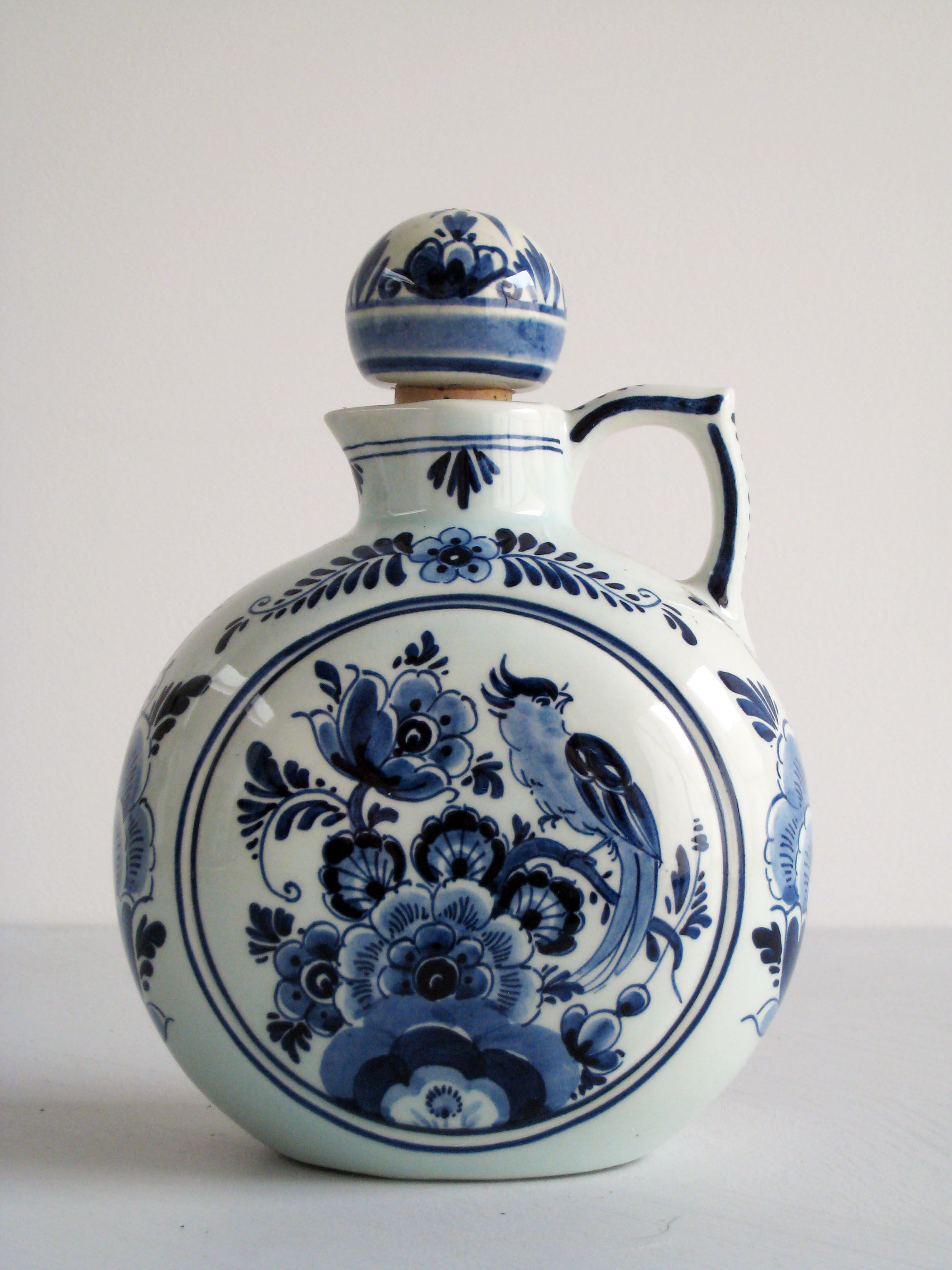 Ceramic bottle delft blauw