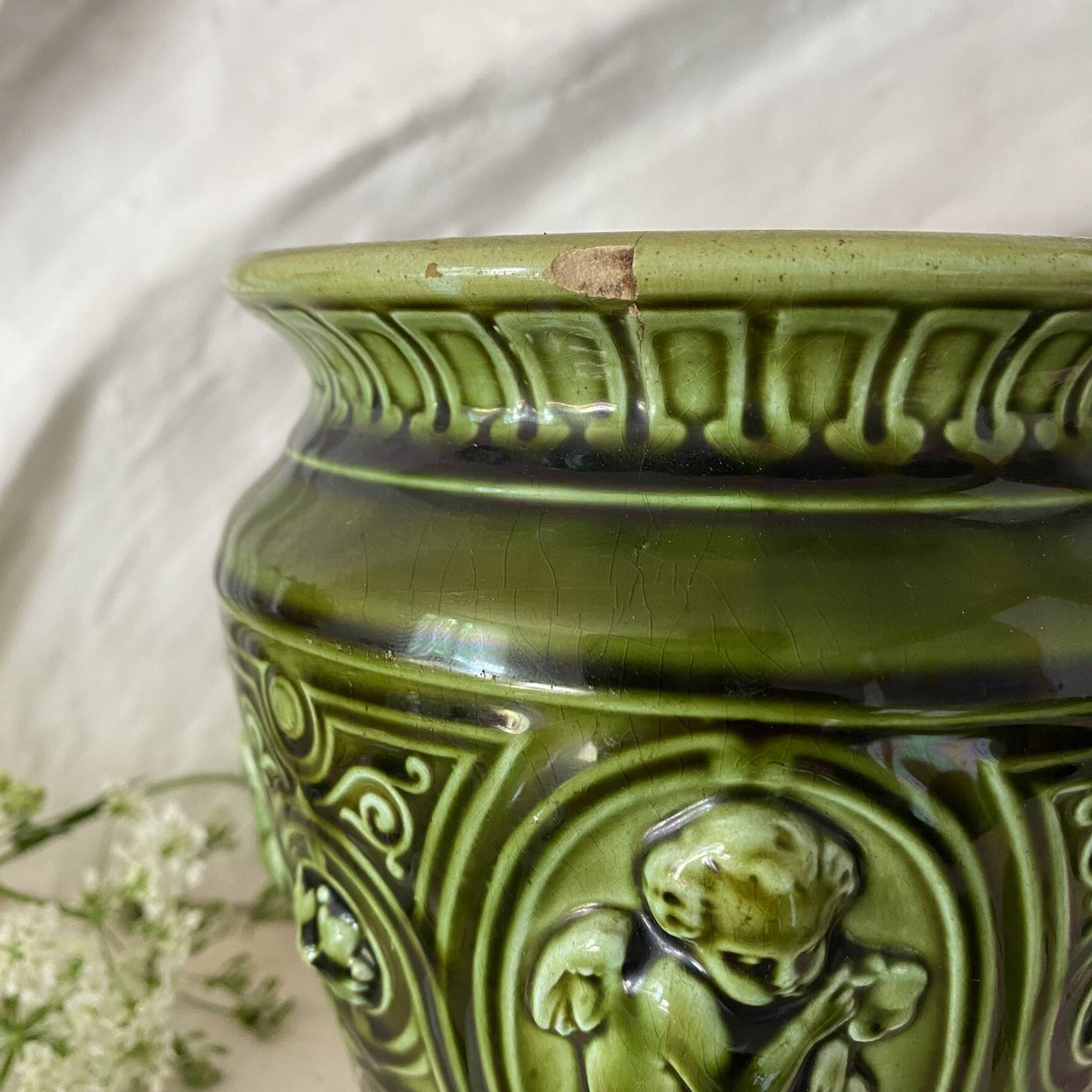 Planter pot in earthenware with cherubs