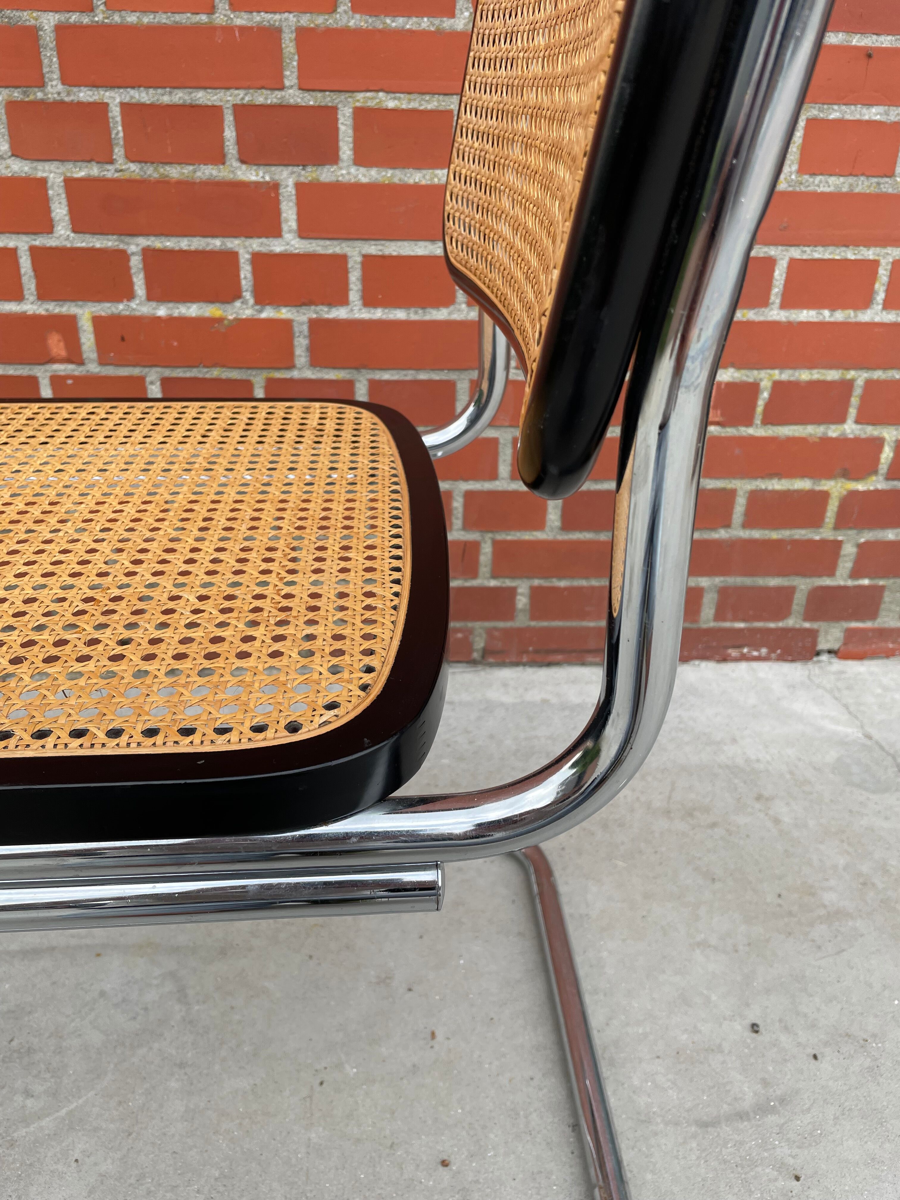 Chaise en chrome et noir