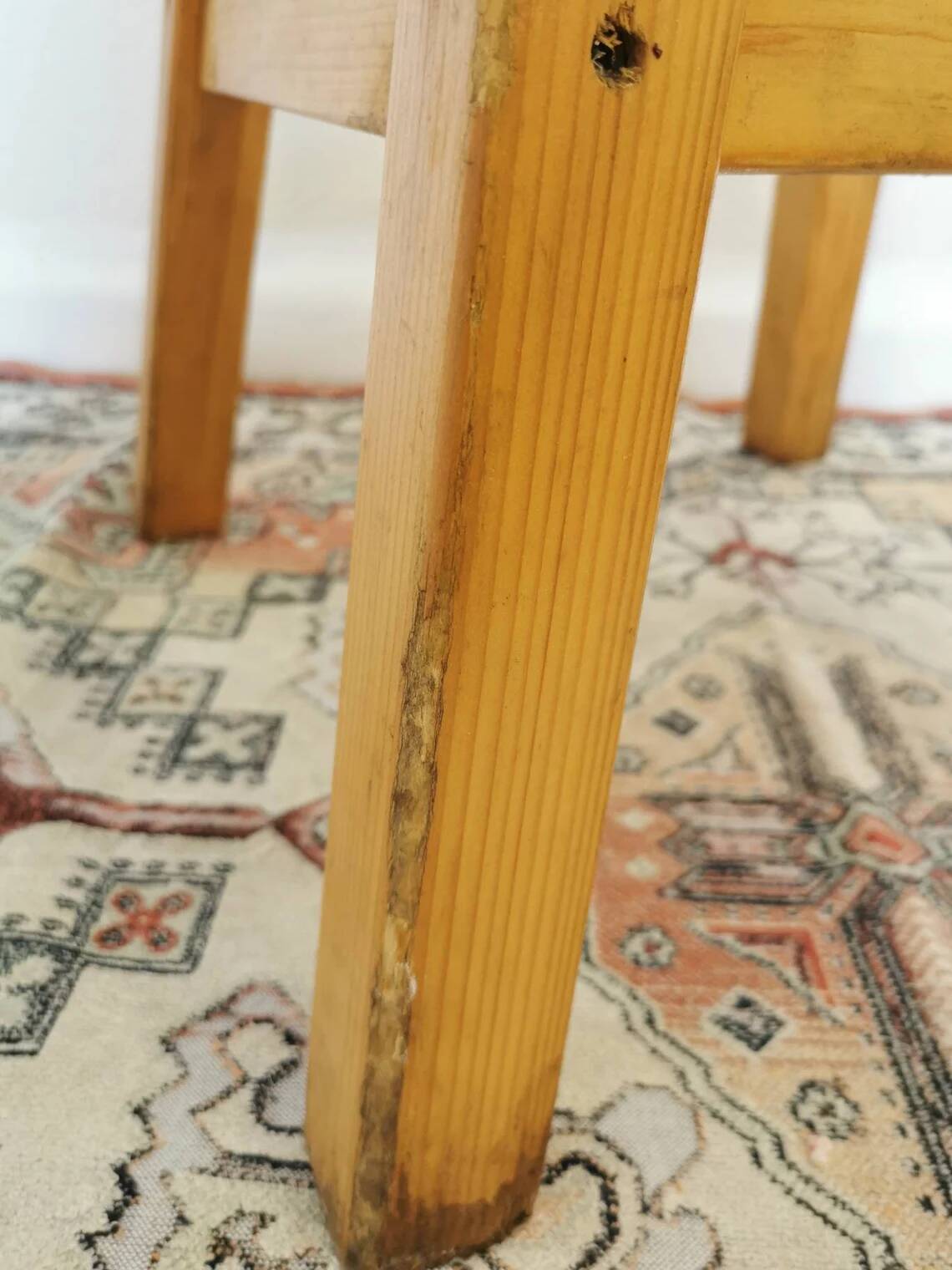 Tabouret de bar vintage en bois : assise en cuir noir, style bistrot des années 50