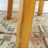 Tabouret de bar vintage en bois : assise en cuir noir, style bistrot des années 50