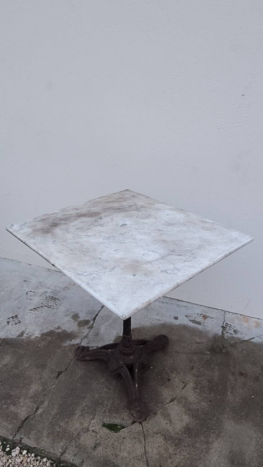 Bistro pedestal table in marble and cast iron lion paws