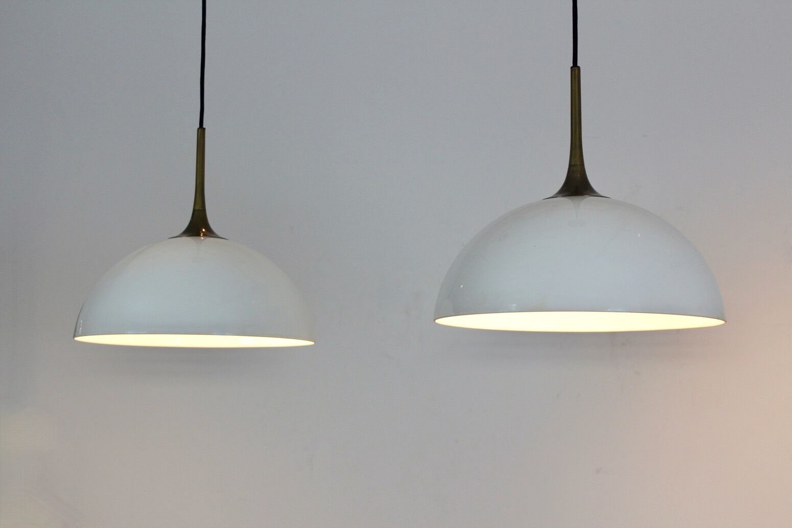 Paire de suspensions en laiton et verre opale blanc par Florian Schulz