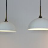 Paire de suspensions en laiton et verre opale blanc par Florian Schulz