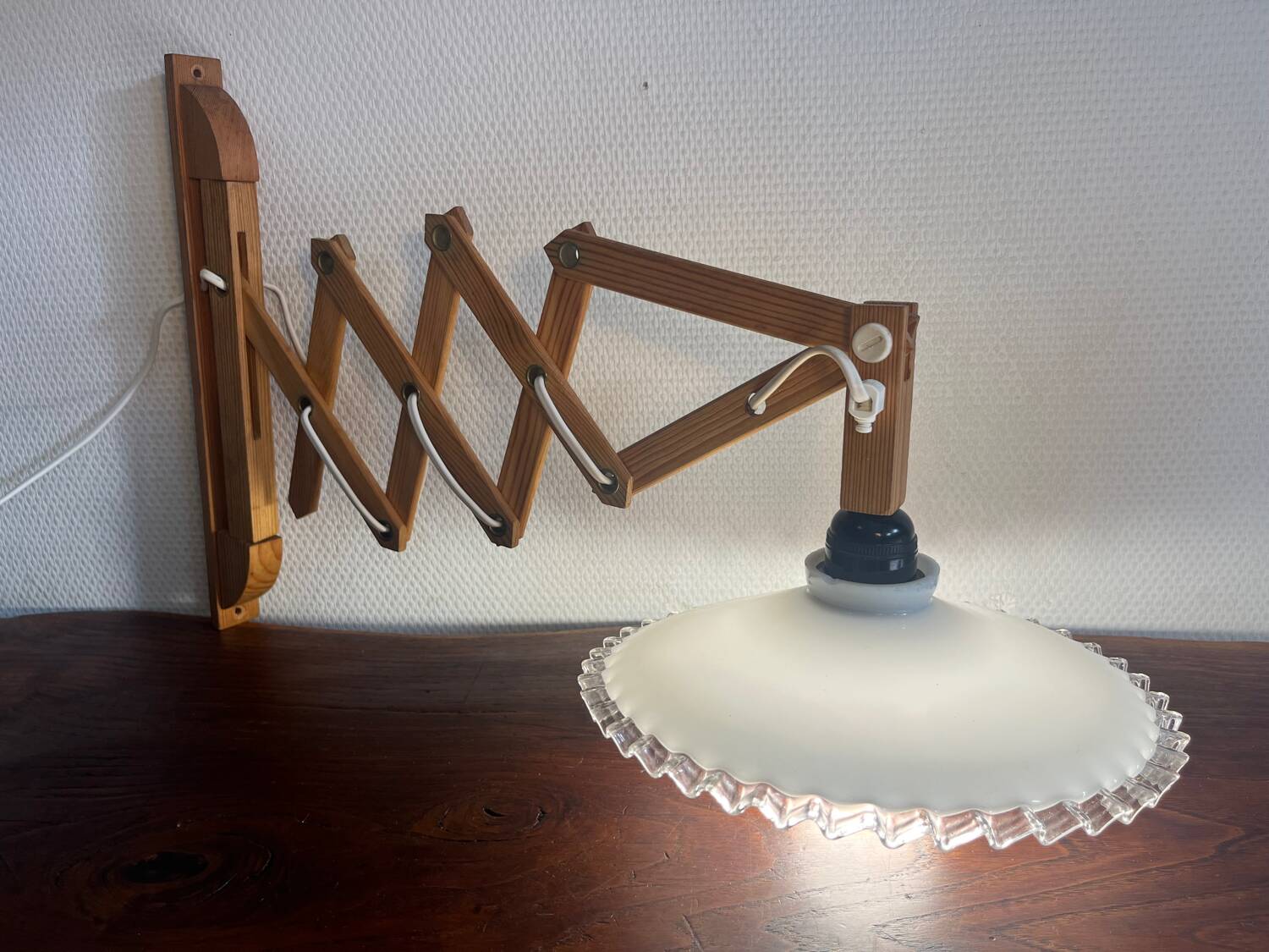 Accordion wall lamp in wood and wavy opaline