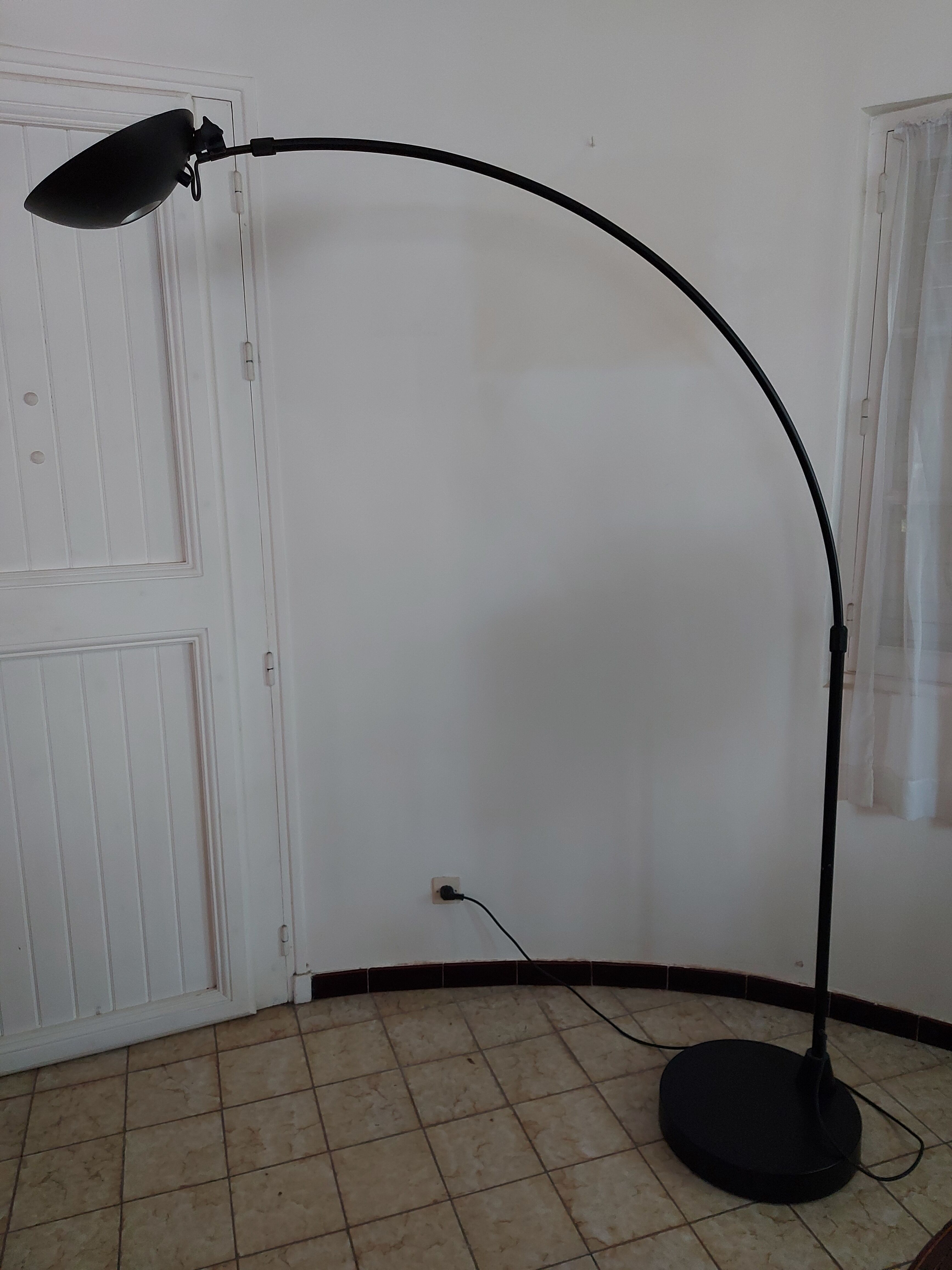 Lampadaire noir arqué Leonardo Marelli pour Estiluz vintage 1980'S