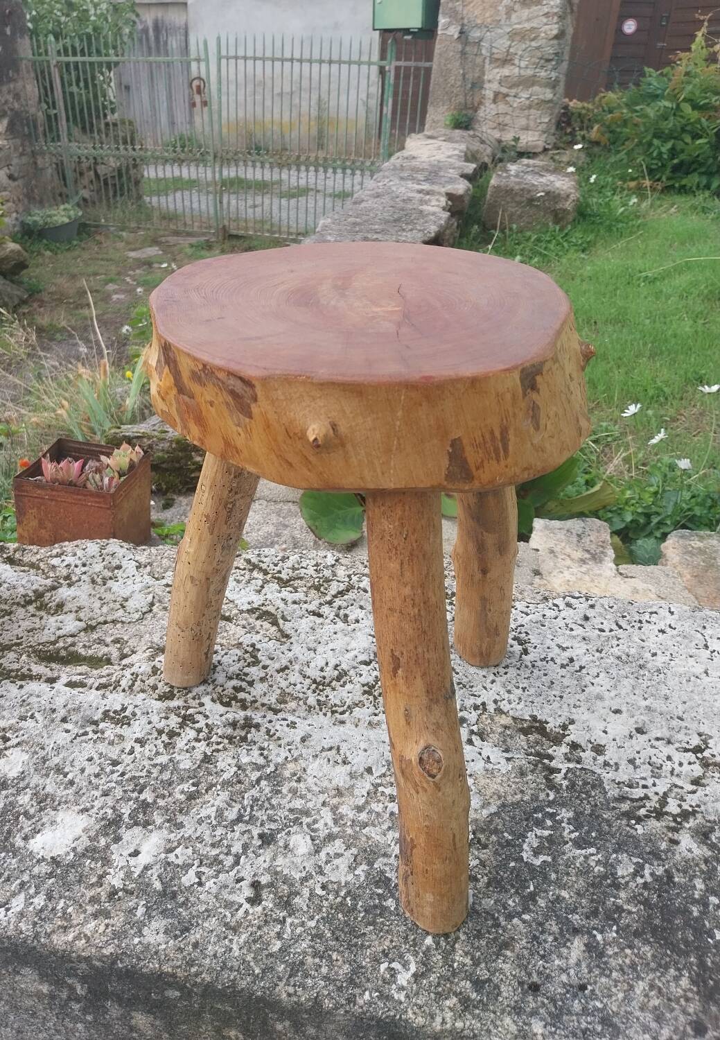 Tabouret en bois brutaliste