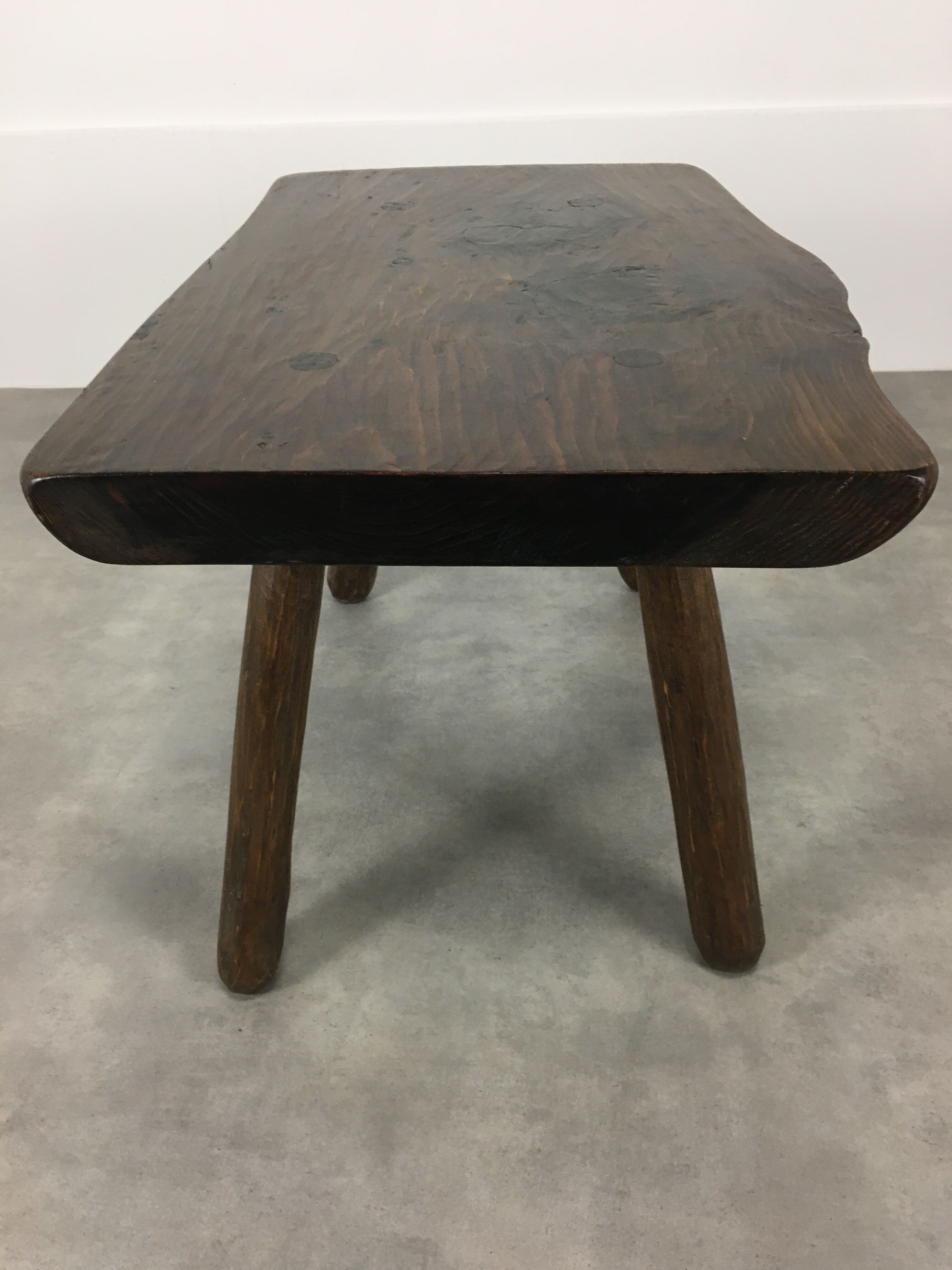 Coffee table brutalizes solid wood, tree trunk