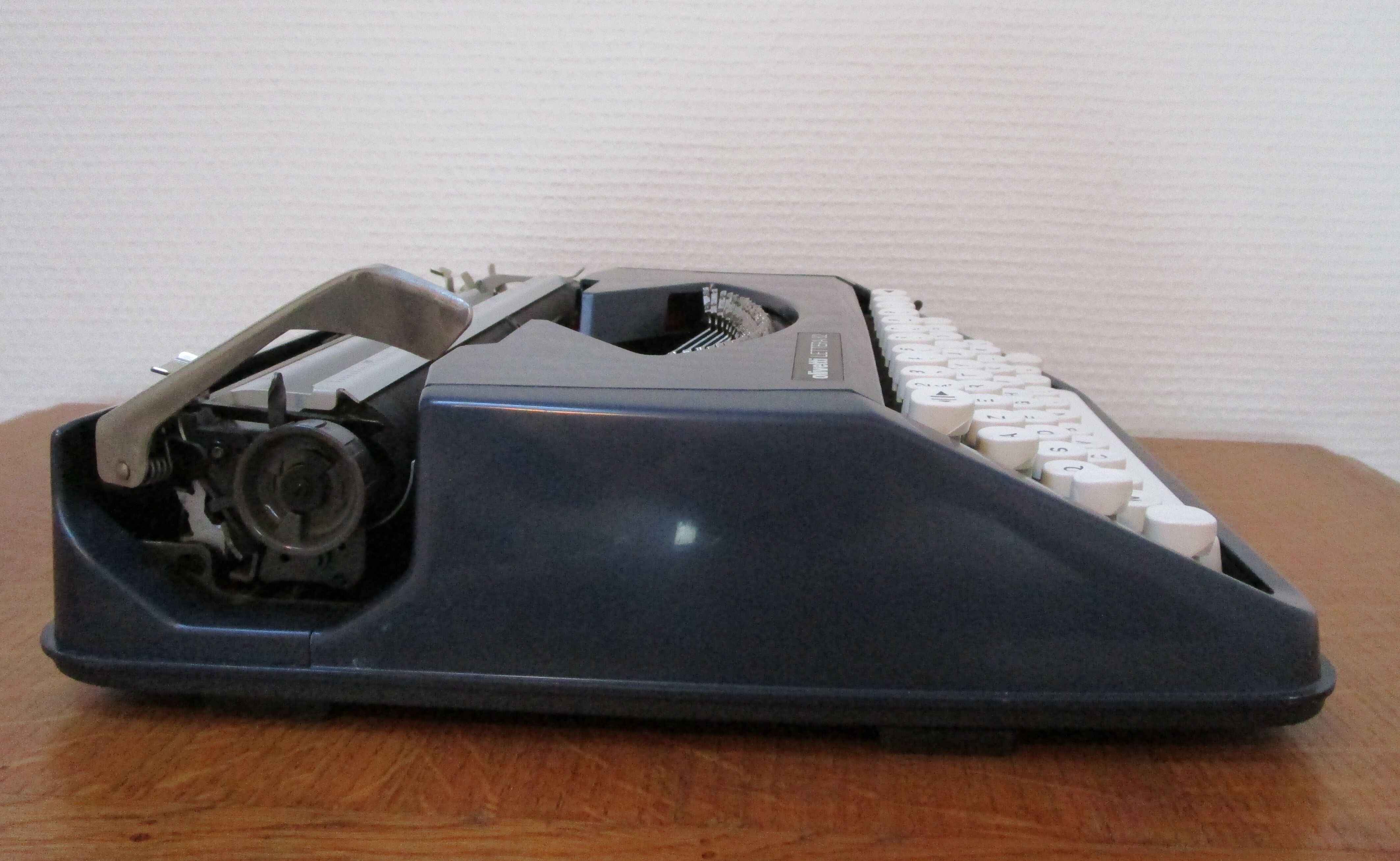 Typewriter, Olivetti Lettera 82
